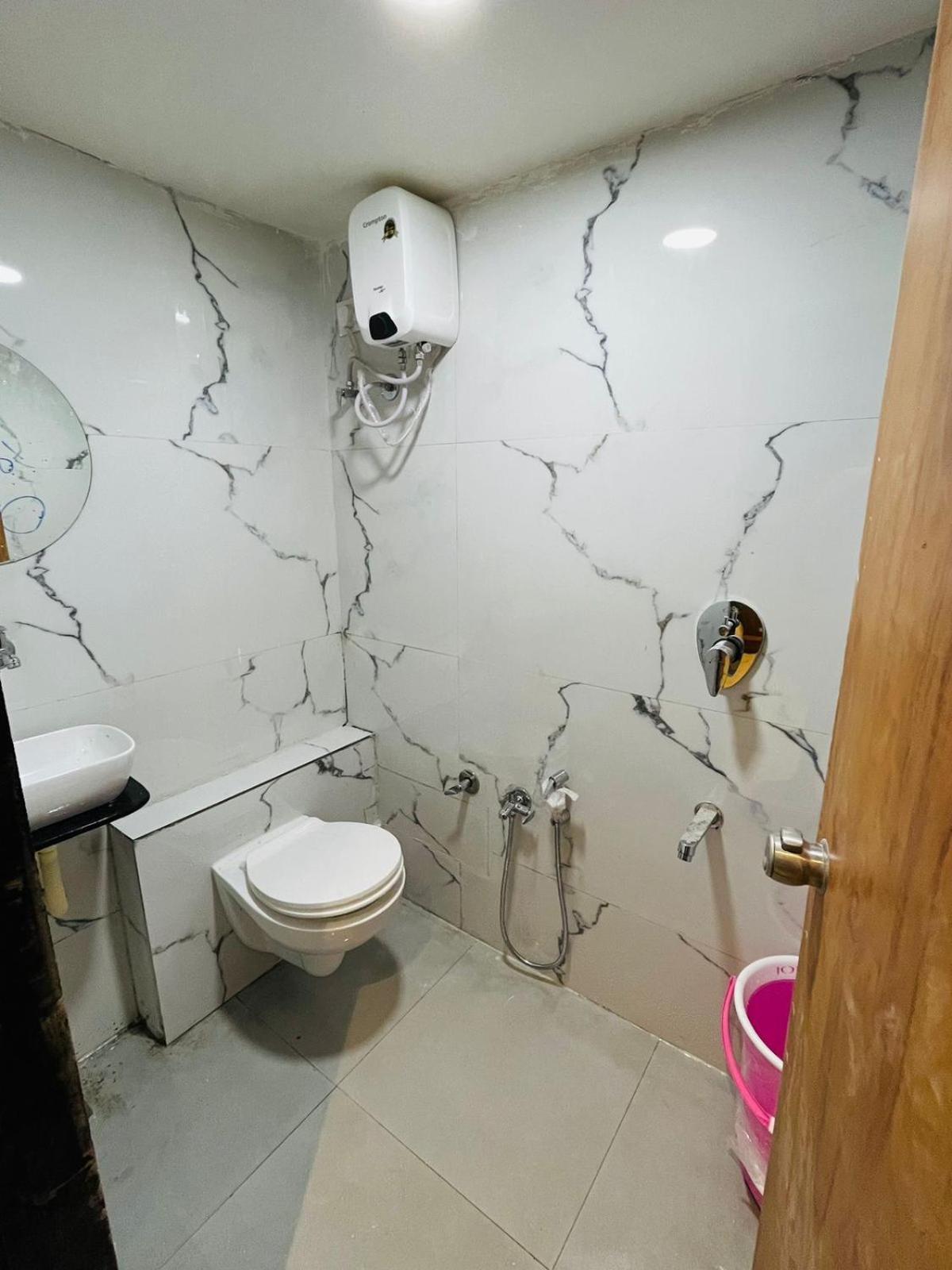 גנדהינאגר Hotel Paramount Villa מראה חיצוני תמונה