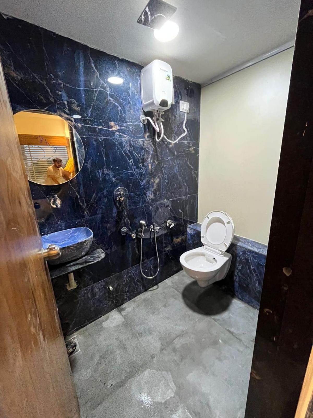 גנדהינאגר Hotel Paramount Villa מראה חיצוני תמונה