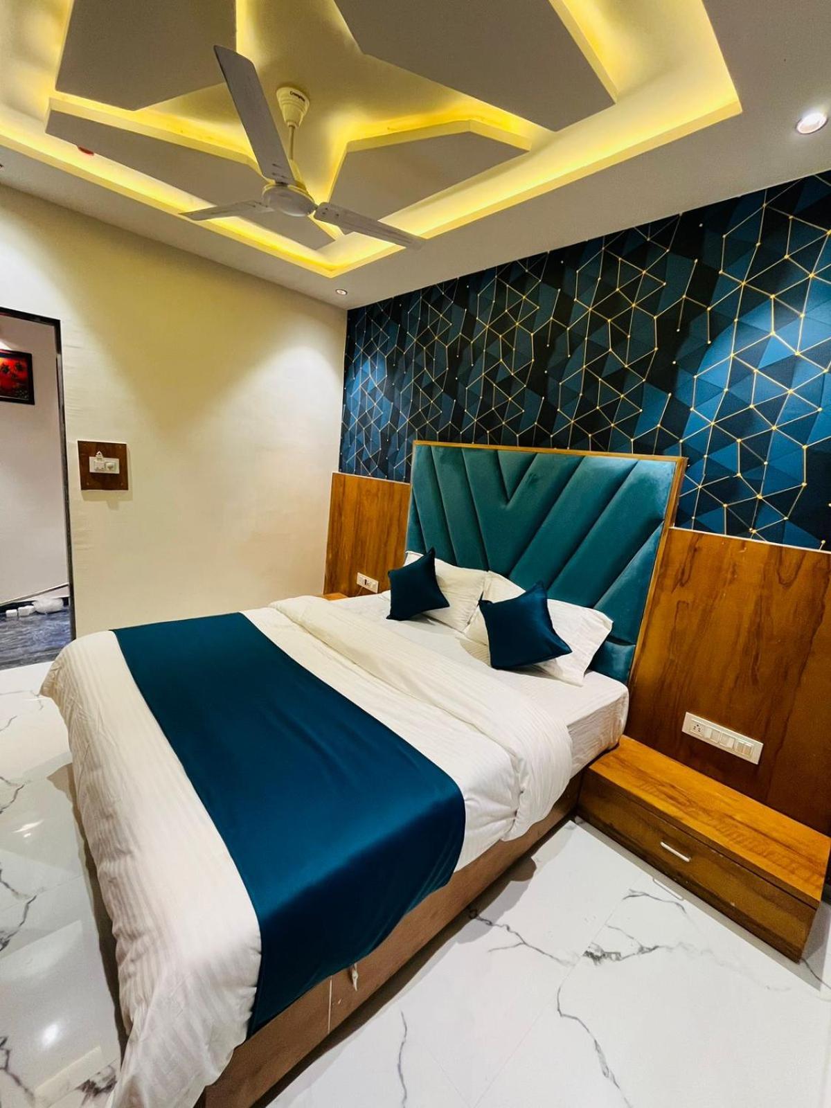 גנדהינאגר Hotel Paramount Villa מראה חיצוני תמונה
